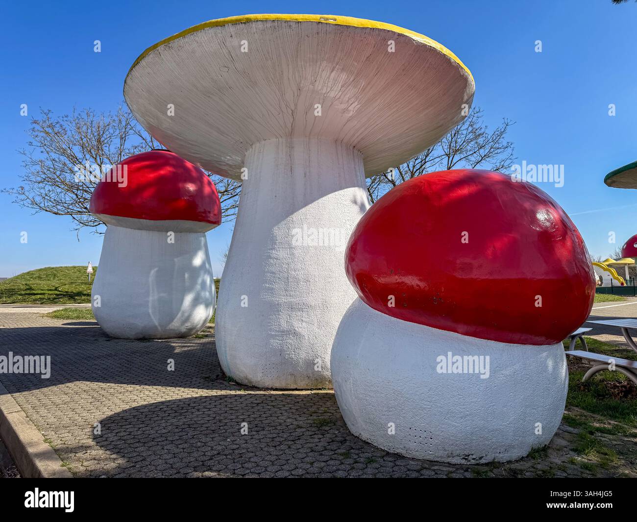 Tre sculture di funghi in uno spazio pubblico all'aperto: Arte contemporanea ispirata alla natura Foto Stock