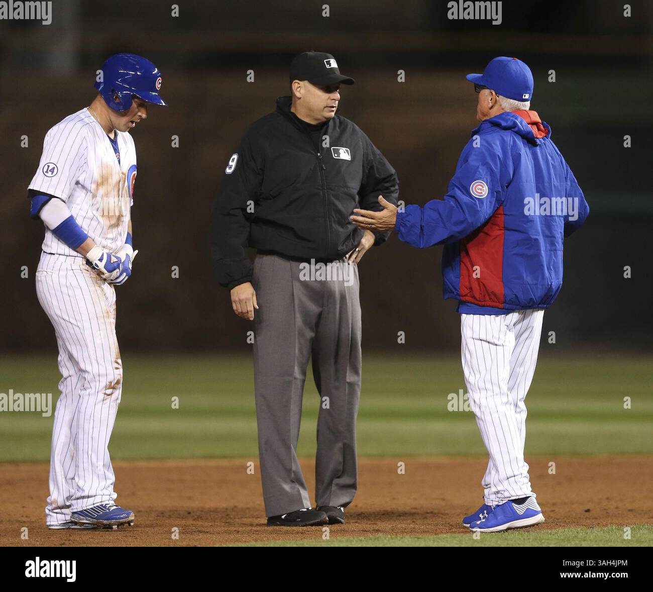 13 aprile 2015 - Chicago, il, USA - Joe Maddon, manager dei Chicago Cubs, ha chiesto una chiamata al secondo arbitro Andy Fletcher durante il terzo inning lunedì 13 aprile 2015, al Wrigley Field di Chicago. (Immagine di credito: © Nuccio Dinuzzo/TNS/ZUMA Wire) Foto Stock