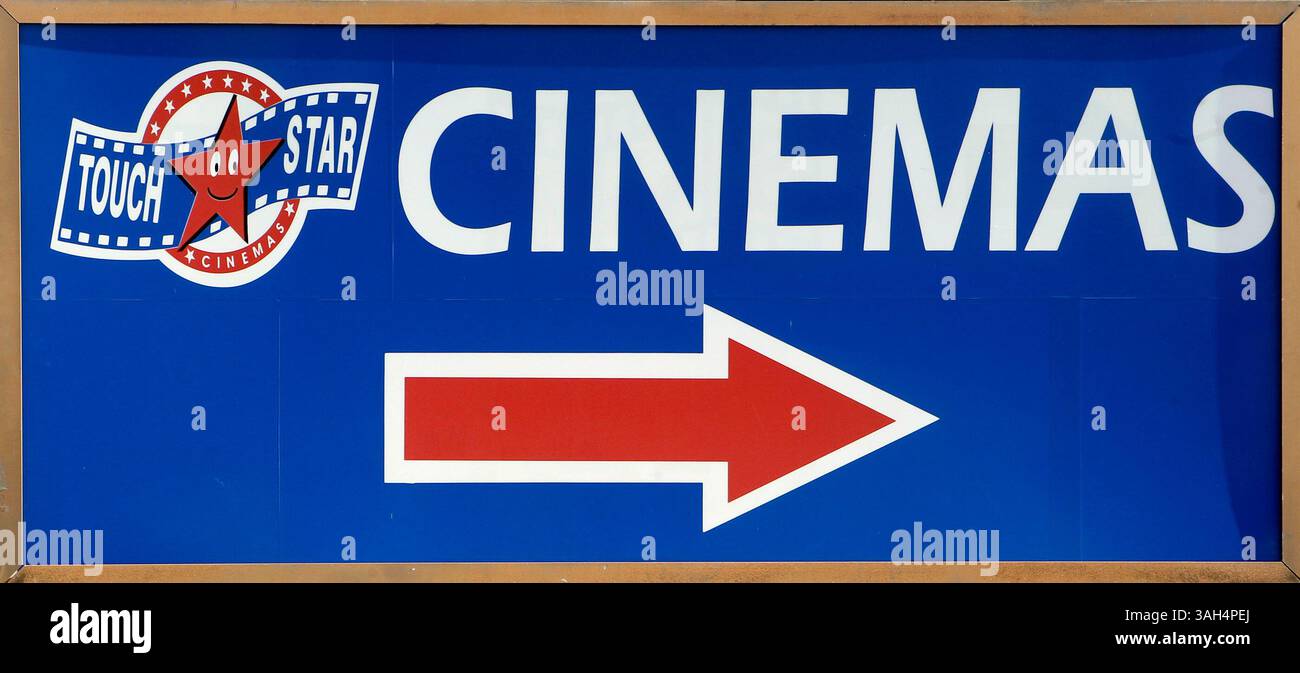 14 aprile 2015 - Seminole, Florida, Stati Uniti - JIM DAMASKE | Times. Un cartello sul lato ovest del centro commerciale Serminole attira ancora gli appassionati di cinema, anche se i cinema del centro commerciale Seminole sono in fase di demolizione. (Immagine di credito: © Jim Damaske/Tampa Bay Times/ZUMA Wire) Foto Stock