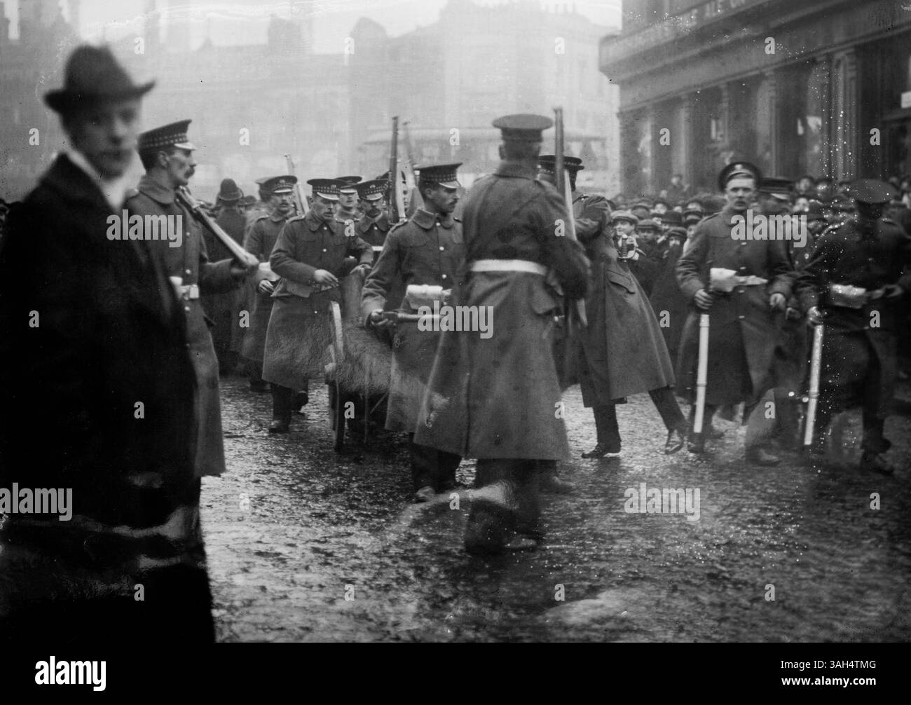 LONDRA, Regno Unito - novembre/dicembre 1914 - Scots Guards 'Bringing Up the Ammunition' a Houndsditch nella City di Londra, Greater London, Inghilterra, Regno Unito durante l'ini Foto Stock