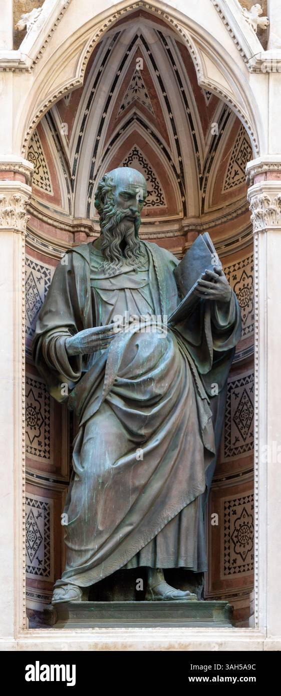 FIRENZE, ITALIA - 17 MARZO 2025: Statua in bronzo di San Giovanni Evangelista sulla facciata di Orsanmichele di Baccio da Montelupo (1513-1515). Foto Stock