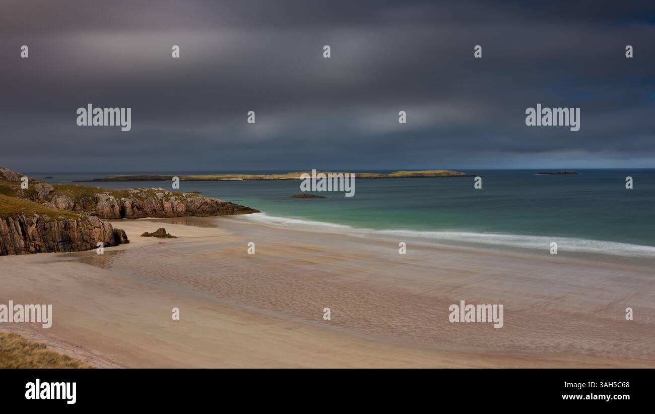Ceannabeinne Beach in una giornata tranquilla sulla costa settentrionale della Scozia. Foto Stock Ceannabeinne Beach in una giornata tranquilla sulla costa settentrionale della Scozia. Foto Stock