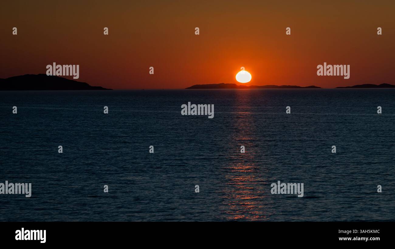 Tramonto sul mare nelle Highlands nord-occidentali della Scozia Foto Stock Tramonto sul mare nelle Highlands nord-occidentali della Scozia Foto Stock