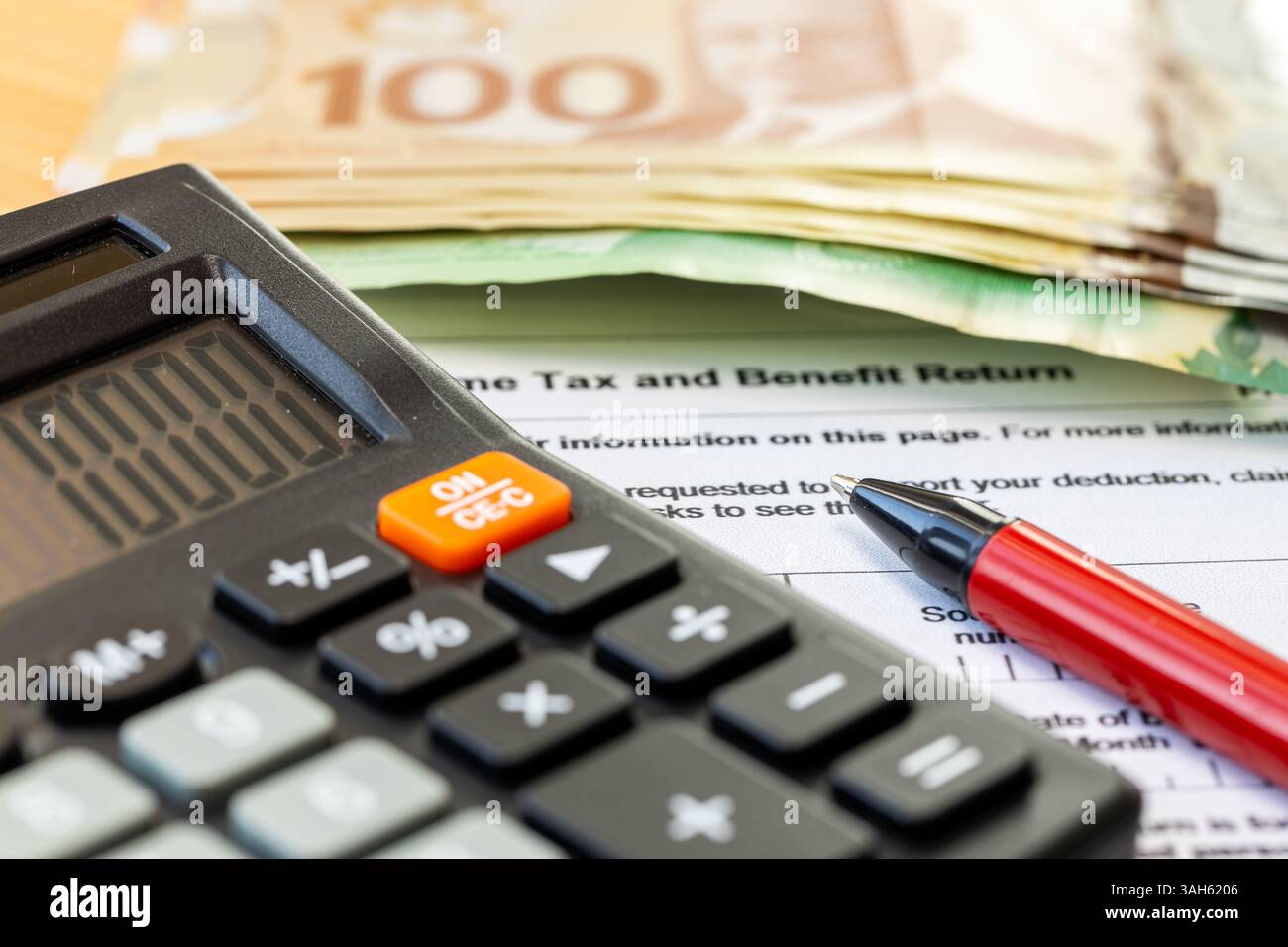 Tasse e Finanze del Canada. Imposte sul reddito e benefici di rimborso per i canadesi. Moduli concettuali e documenti da compilare Foto Stock