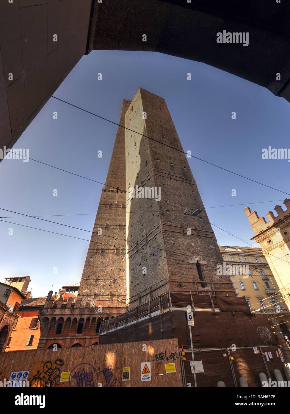 Bologna, Italia - 3 settembre 2021: Le due torri, Asinelli e Garisenda, sono un simbolo di Bologna e un punto di riferimento. Entrambe le torri sono pendenti. Foto Stock