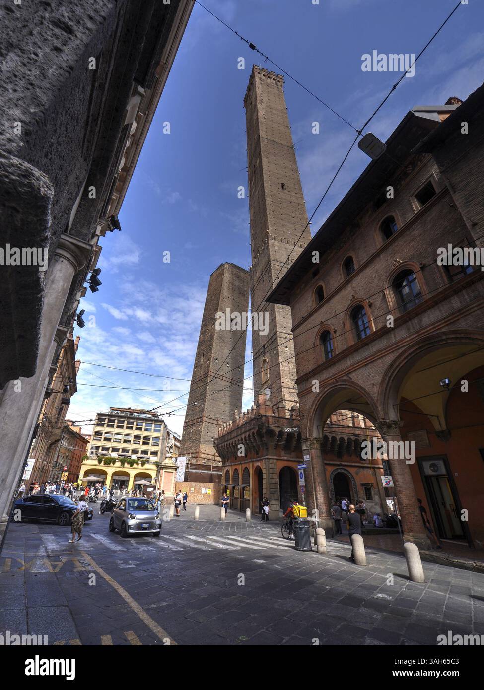 Bologna, Italia - 3 settembre 2021: Le due torri, Asinelli e Garisenda, sono un simbolo di Bologna e un punto di riferimento. Entrambe le torri sono pendenti. Foto Stock