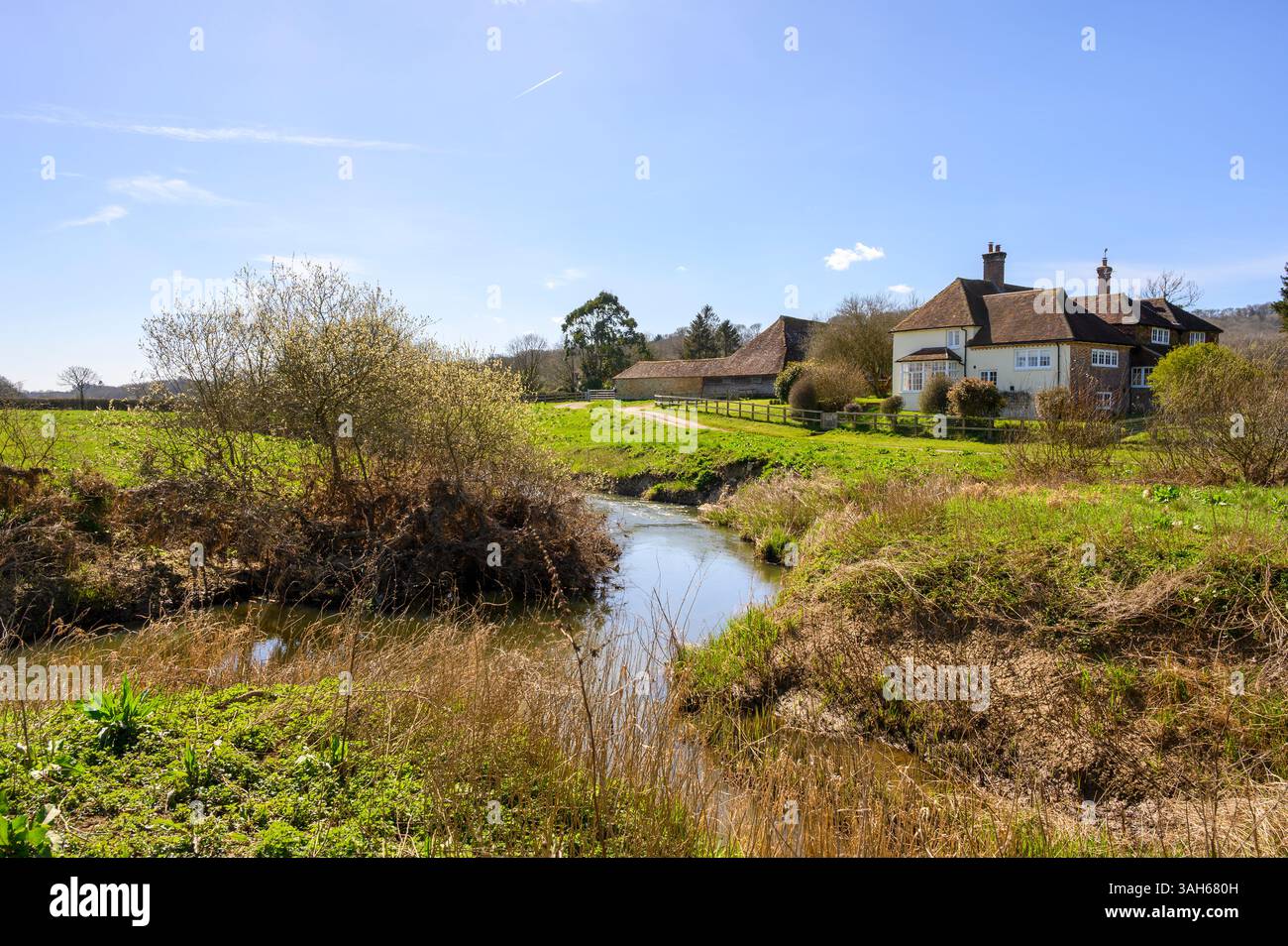 Il fiume Arun e le fattorie si trovano nella campagna idilliaca all'inizio della primavera a nord di Pulborough nel West Sussex, Inghilterra. Foto Stock