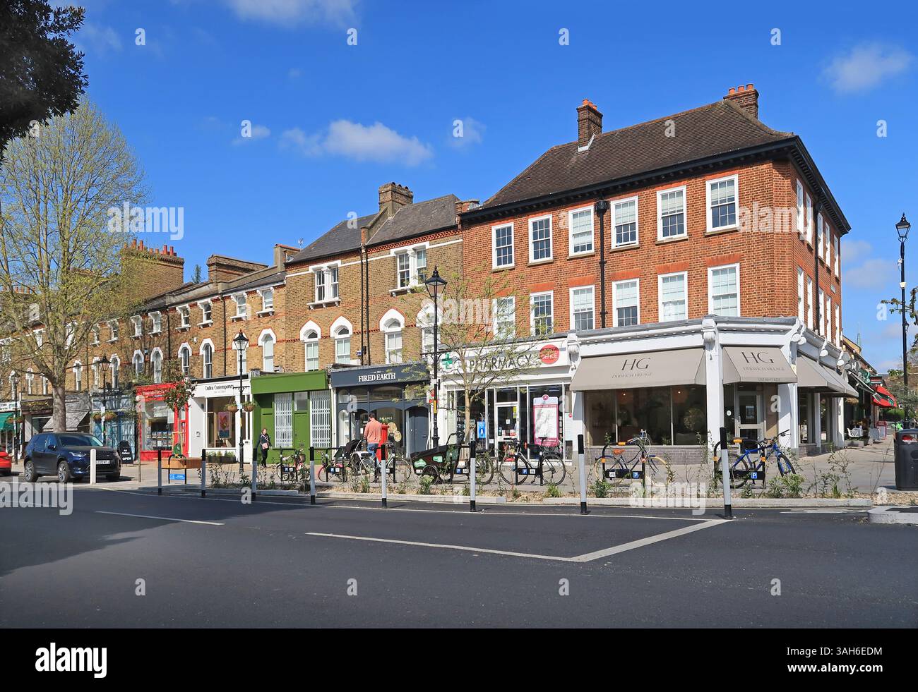Negozi, bar e ristoranti sul Dulwich Village, la strada principale che attraversa questa ricca area di Londra, Regno Unito Foto Stock