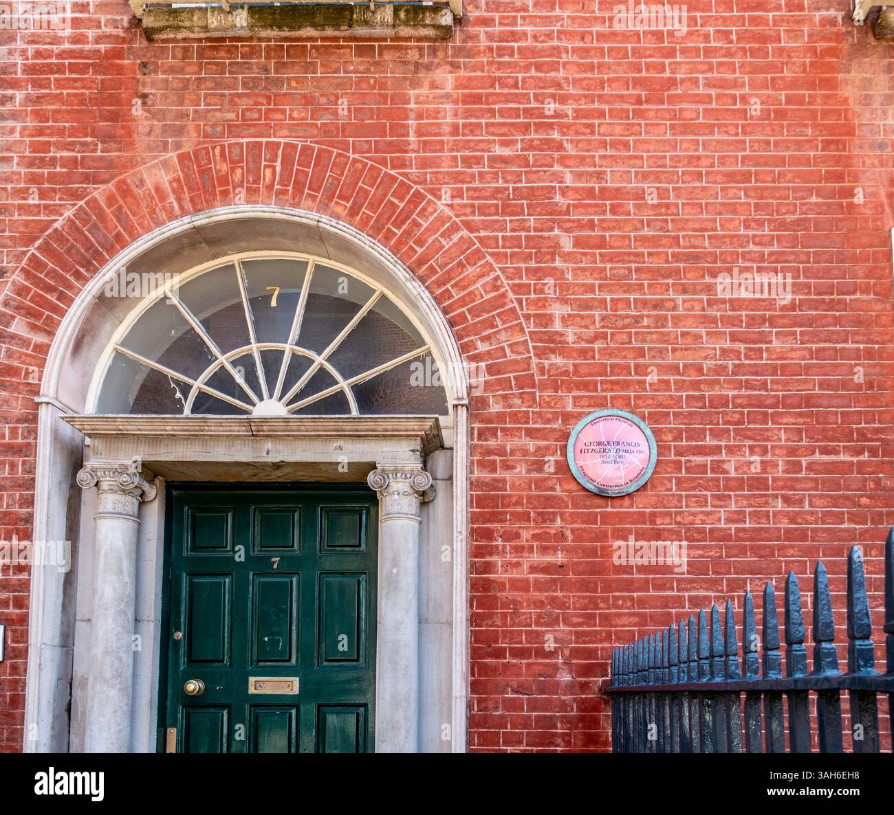 Una targa a George Francis Fitzgerald al 7 Ely Place, Dublino, Irlanda. Fisico noto per la sua teoria della contrazione di Lorentz Fitzgerald, Foto Stock
