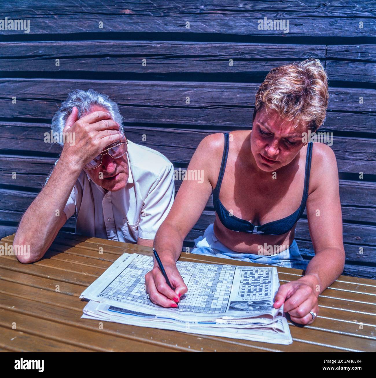Padre e doughter con parole incrociate Foto Stock