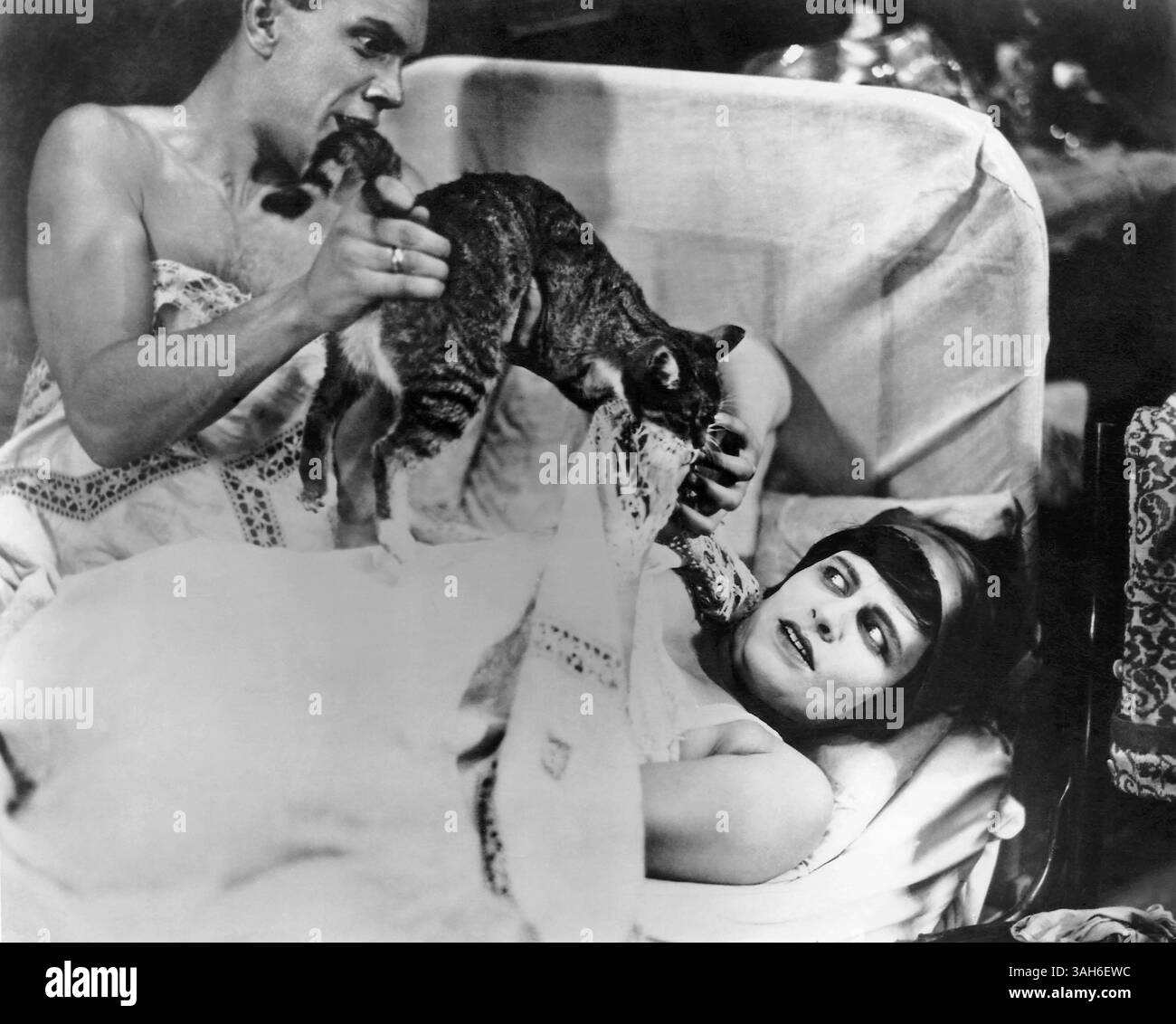 21 marzo 2006 - Nikolai Batalov, Lyudmila Semyonova, sul set di The Silent Film ''letto e divano'' (alias Tretya Meshchanskaya), 1927 (Credit Image: © Glasshouse/ZUMA Wire) Foto Stock
