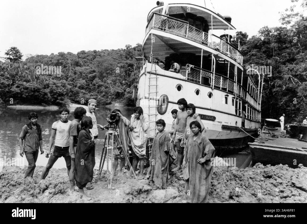 21 marzo 2006 - regista e direttore della fotografia Les Blank, con i nativi di Amazon, sul set del documentario ''Burden of Dreams'', 1982 (immagine di credito: © Glasshouse/ZUMA Wire) Foto Stock