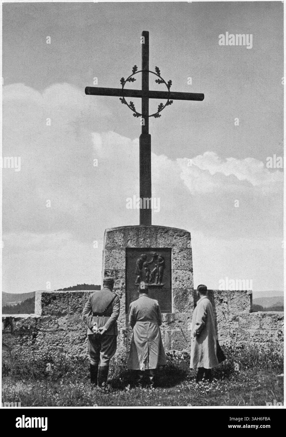 3 gennaio 2015 - Wilhelm Bruckner, Adolf Hitler and Julius Schaub Observing War Memorial, Hiltpoltstein, Germania, 1936 (immagine di credito: © Glasshouse/ZUMA Wire) Foto Stock