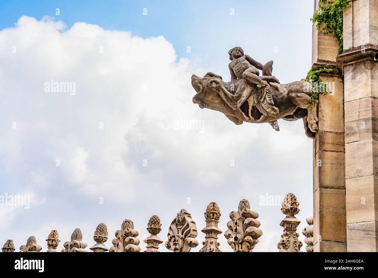 Primo piano di una drammatica scultura in gargoyle sul tetto del Duomo di Milano, Italia Foto Stock