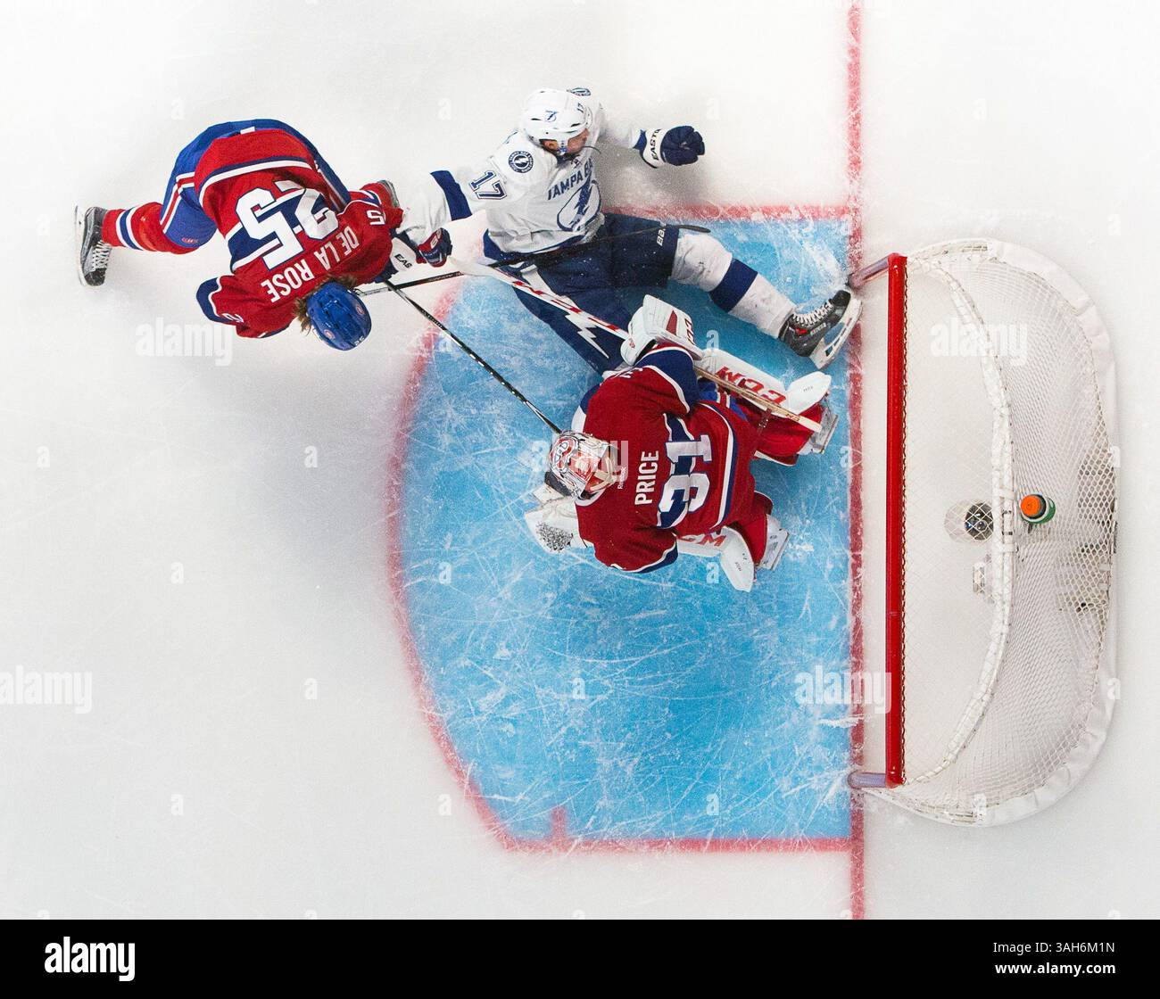 30 marzo 2015: Il centro dei Tampa Bay Lightning Alex Killorn n. 17 si schianta contro il portiere dei Montreal Canadiens Carey Price n. 31 durante una partita della NHL tra i Tampa Bay Lightning e i Montreal Canadiens al Bell Centre di Montreal, Quebec, Canada. I Tampa Bay Lightning sconfissero i Montreal Canadiens per 5-3. Philippe Bouchard/CSM(immagine di credito: © Philippe Bouchard/Cal Sport medi/Cal Sport Media/ZUMAPRESS.com) Foto Stock