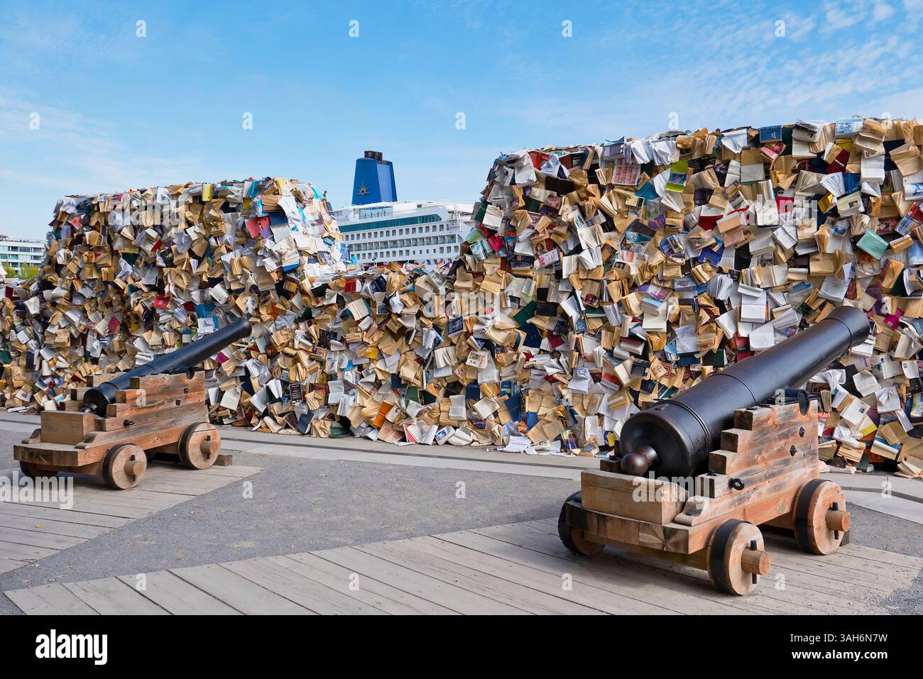 Canada, Quebec Province, Quebec City, Old Quebec City, Vieux Quebec. L'opera d'arte CUL-DE-SAC-2024 della scultrice spagnola Alicia Martin. Un muro di libri in piedi davanti ai canoni sulla batteria reale di basse-Ville, o città bassa. Foto Stock