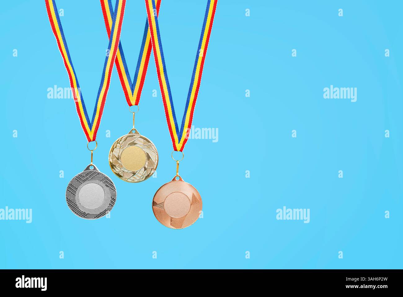 Tre medaglie , argento oro e bronzo su sfondo blu Foto Stock