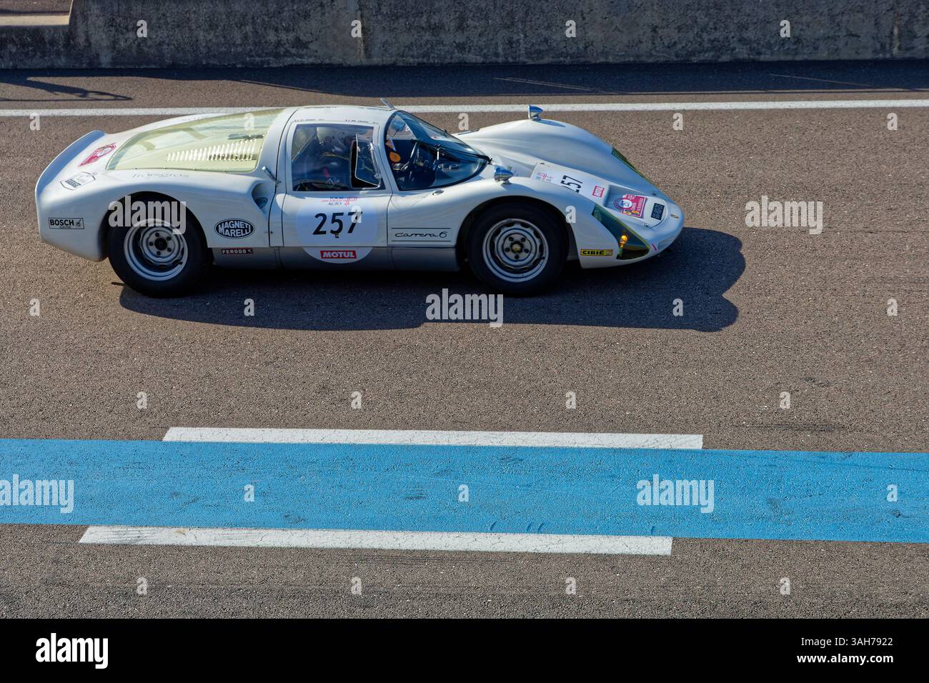 DIGIONE, FRANCIA, 8 aprile 2025: I concorrenti corrono sul Digione-Prenois durante lo storico Tour Auto. Il Tour de France Automobile è stato un evento unico a mo Foto Stock
