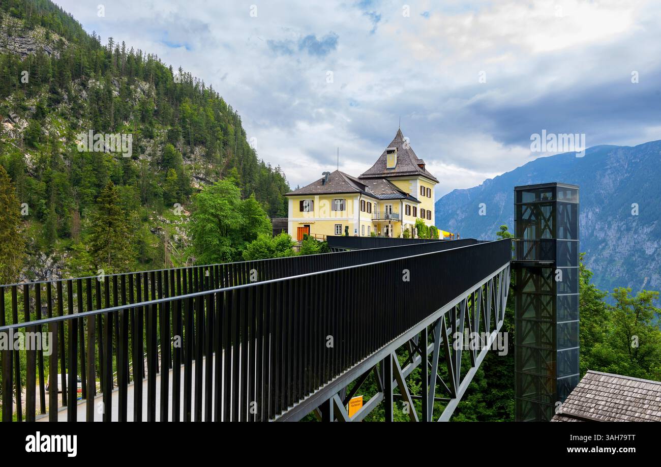 Ponte pedonale e ristorante sopra Hallstsatt, nell'alta Austria Foto Stock