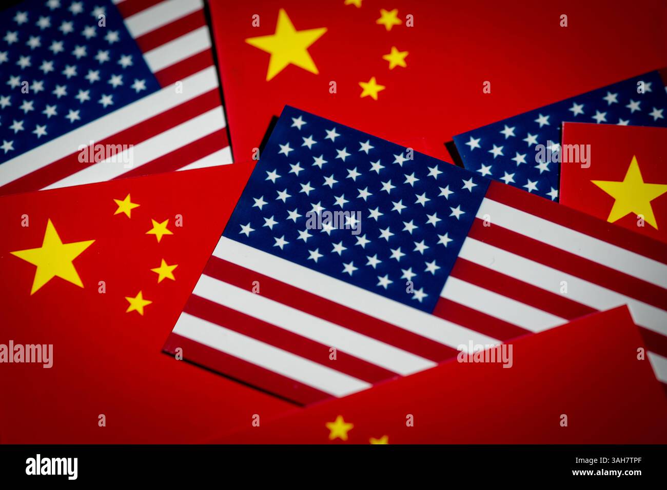 CINA e Stati Uniti concetto di guerra economica di fondo, Stati Uniti o Stati Uniti d'America o Stati Uniti e bandiere di sfondo Cina Foto Stock