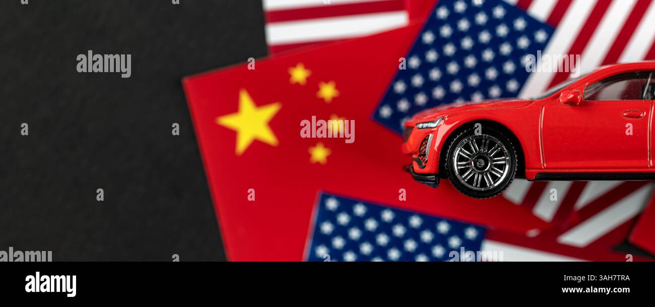 Concetto di guerra economica di CINA e Stati Uniti, auto in piedi sulle bandiere USA e CINA Foto Stock