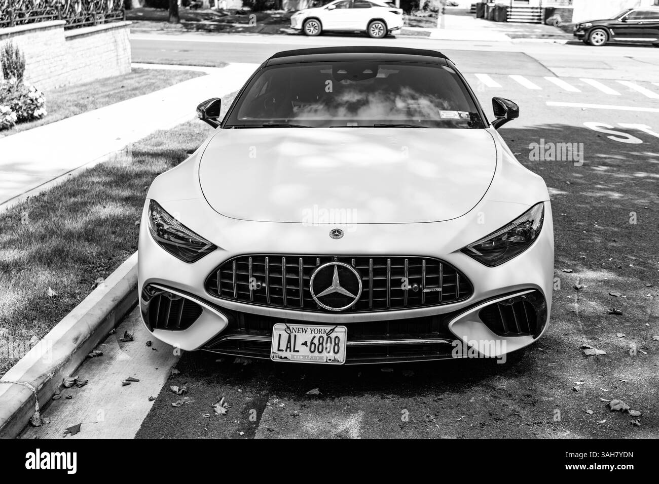 New York City, USA - 26 agosto 2023: 2022 Mercedes Benz Classe SL convertibile parcheggiata, vista frontale Foto Stock