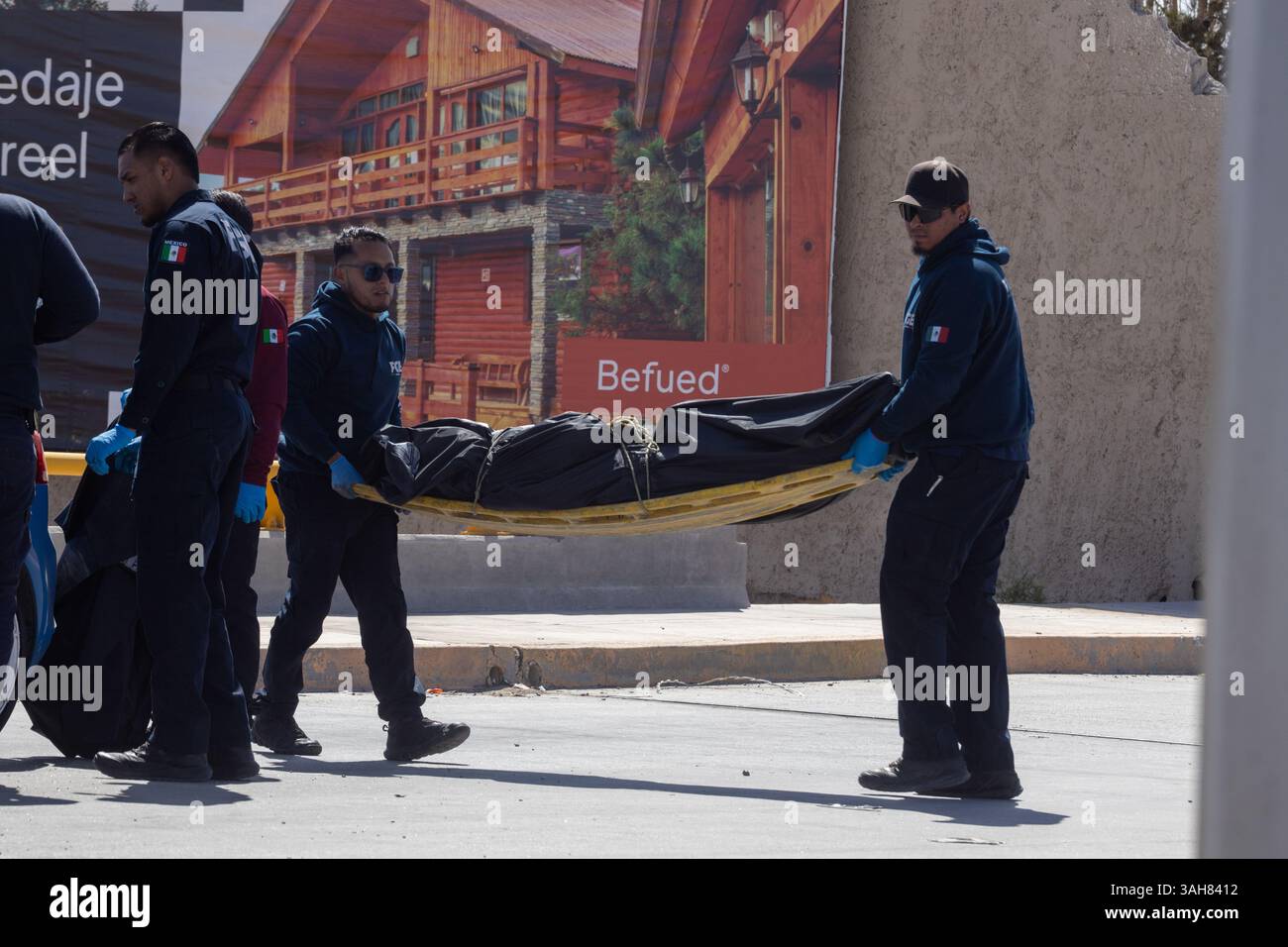 Gli investigatori forensi lavorano sulle scene del crimine in Messico, documentando le prove e mettendo in sicurezza le aree come parte delle indagini penali ufficiali. Foto Stock
