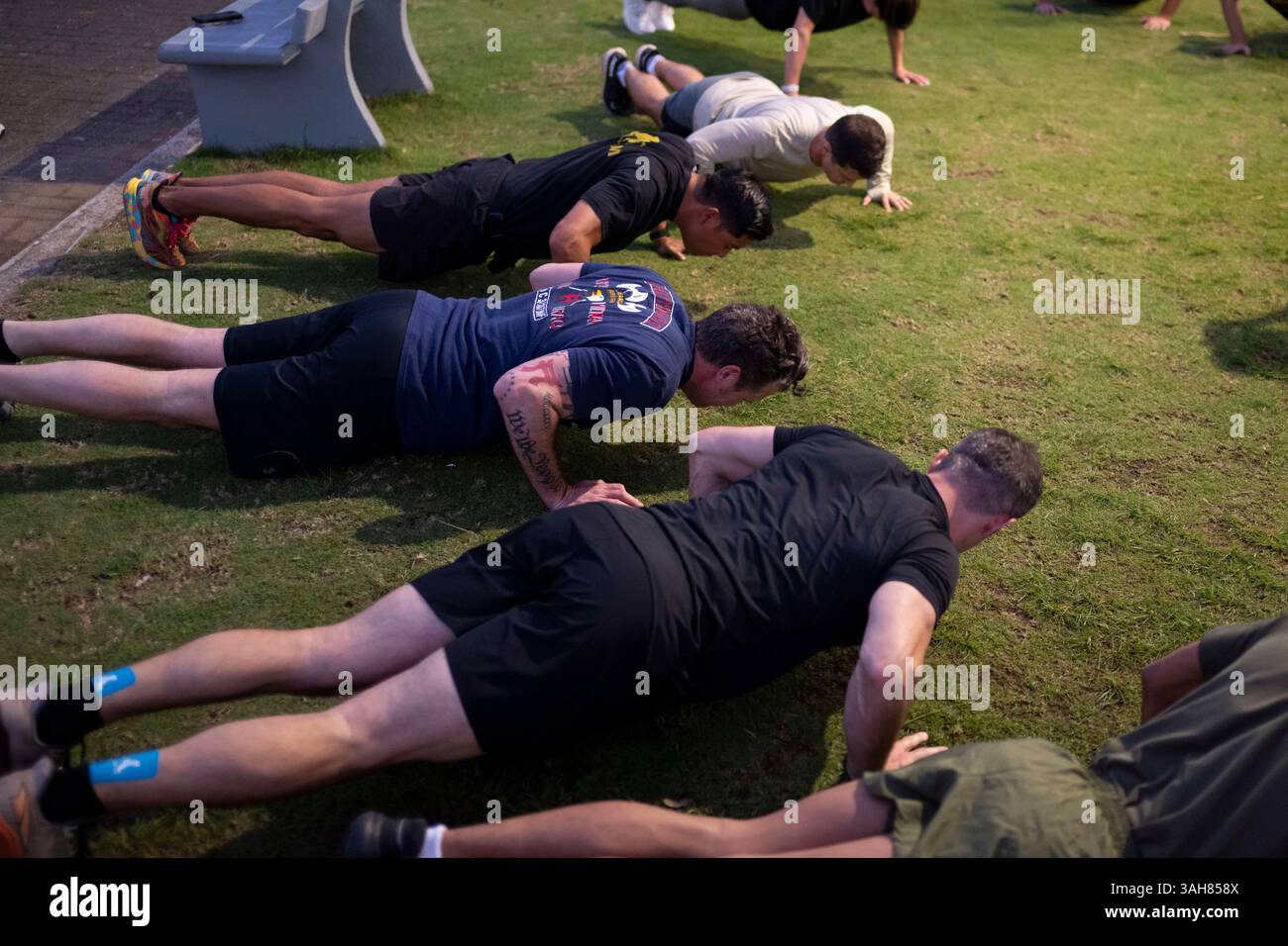 Il Segretario alla difesa Pete Hegseth fa allenamento fisico con i membri del servizio USA a Panama City, Panama, 8 aprile 2025. (Foto DOD di Madelyn Keech, Senior Airman dell'aeronautica militare statunitense) Foto Stock