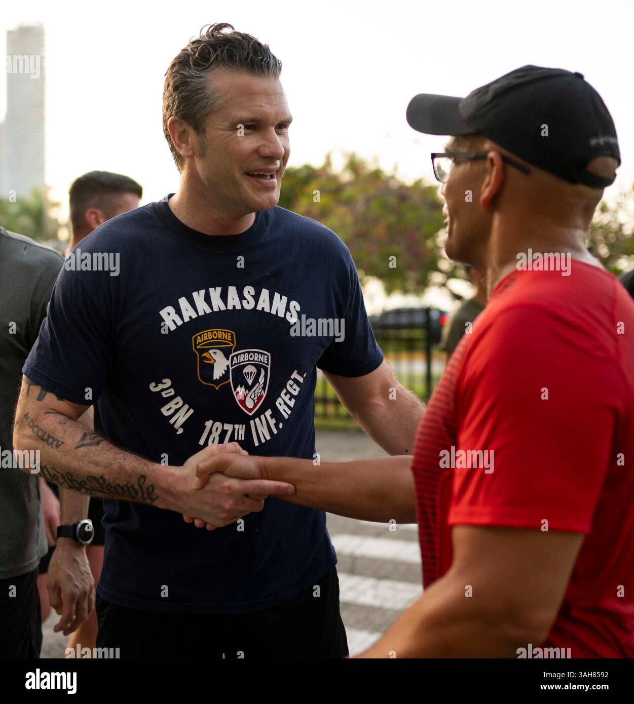 Il Segretario alla difesa Pete Hegseth stringe la mano a un Marine del corpo dei Marines dopo aver fatto addestramento fisico con i memebrs del servizio degli Stati Uniti a Panama City, Panama, 8 aprile 2025. (Foto DOD di Madelyn Keech, Senior Airman dell'aeronautica militare statunitense) Foto Stock