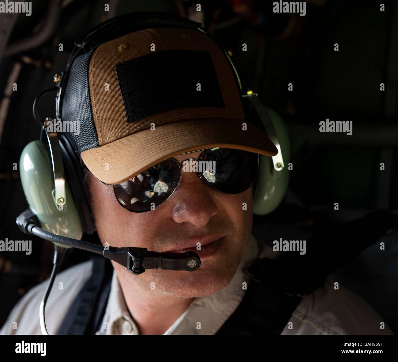 Il segretario alla difesa Pete Hegseth fa un tour di Panama con un aereo UH-60 Blackhawk l'8 aprile 2025. (Foto DOD di Madelyn Keech, Senior Airman dell'aeronautica militare statunitense) Foto Stock