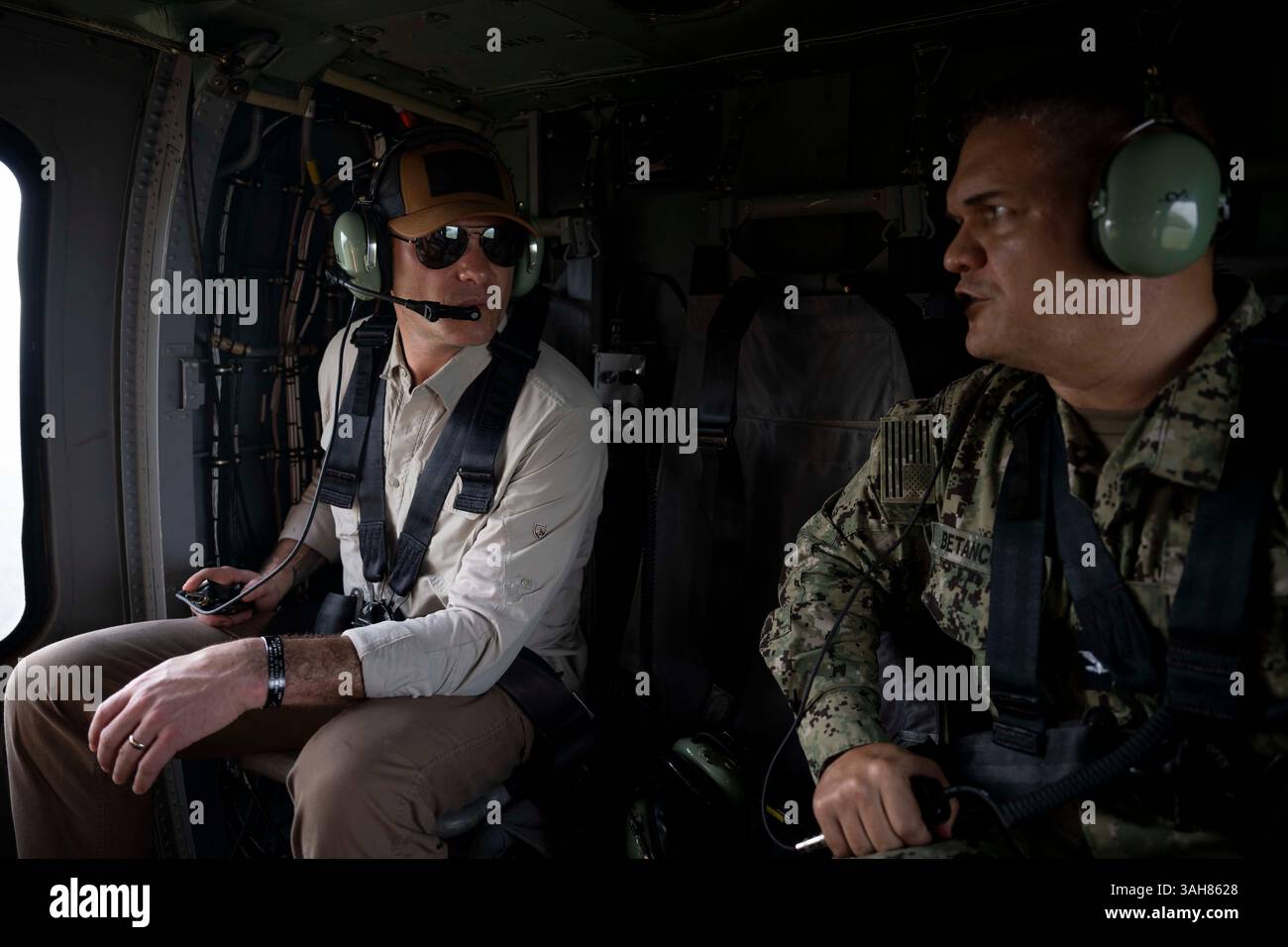 Il segretario alla difesa Pete Hegseth fa un tour di Panama con un aereo UH-60 Blackhawk l'8 aprile 2025. (Foto DOD di Madelyn Keech, Senior Airman dell'aeronautica militare statunitense) Foto Stock