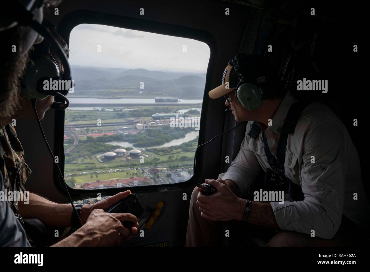 Il segretario alla difesa Pete Hegseth fa un tour di Panama con un aereo UH-60 Blackhawk l'8 aprile 2025. (Foto DOD di Madelyn Keech, Senior Airman dell'aeronautica militare statunitense) Foto Stock