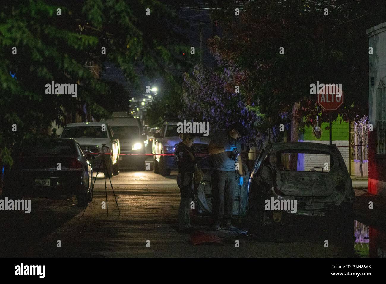 Gli investigatori forensi lavorano sulle scene del crimine in Messico, documentando le prove e mettendo in sicurezza le aree come parte delle indagini penali ufficiali. Foto Stock