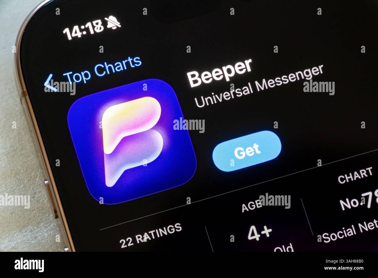 OSTRAVA, CECHIA - 23 NOVEMBRE 2024: Apple App Store con Beeper Universal Messenger app per dispositivi mobili da installare sul dispositivo iOS Foto Stock