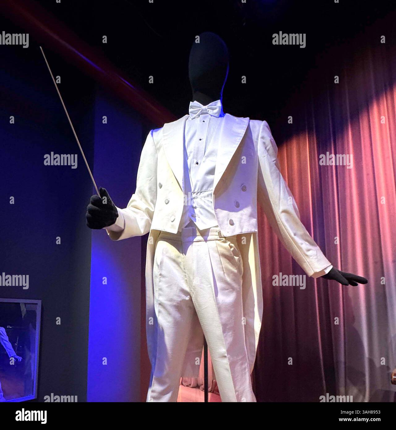 New York, New York, Stati Uniti. 8 aprile 2025. Cab Calloway Zoot Suit ha visto la mostra in stile museo At RiseNY che esplora la storia e la cultura di New York tenutasi a Times Square (Credit Image: © Nancy Kaszerman/ZUMA Press Wire) SOLO PER USO EDITORIALE! Non per USO commerciale! Foto Stock