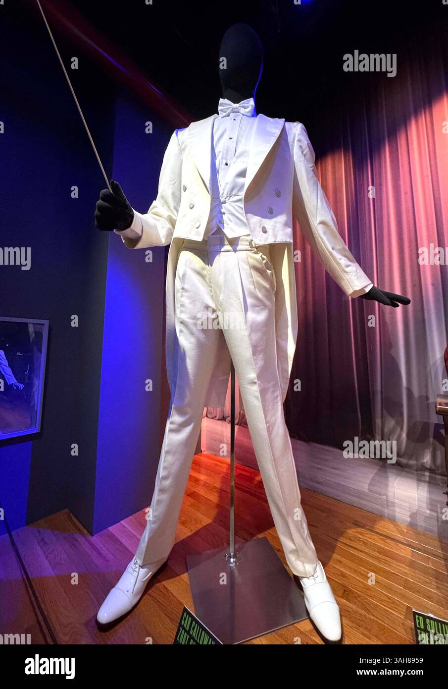 New York, New York, Stati Uniti. 8 aprile 2025. Cab Calloway Zoot Suit ha visto la mostra in stile museo At RiseNY che esplora la storia e la cultura di New York tenutasi a Times Square (Credit Image: © Nancy Kaszerman/ZUMA Press Wire) SOLO PER USO EDITORIALE! Non per USO commerciale! Foto Stock