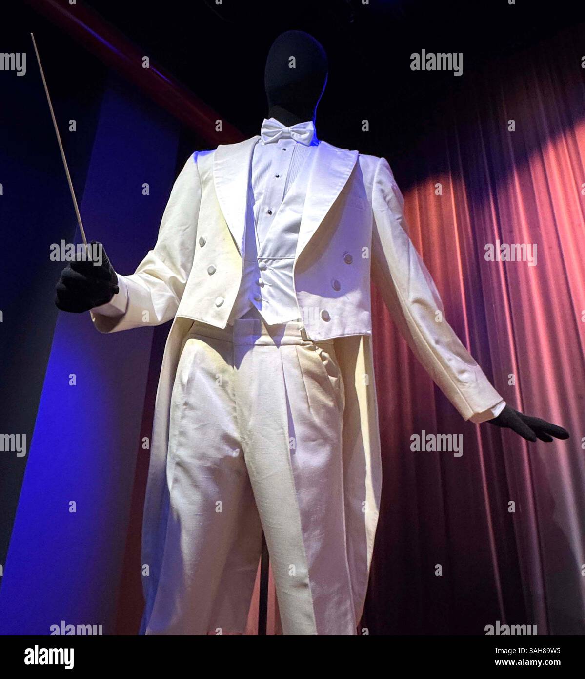 New York, New York, Stati Uniti. 8 aprile 2025. Cab Calloway Zoot Suit ha visto la mostra in stile museo At RiseNY che esplora la storia e la cultura di New York tenutasi a Times Square (Credit Image: © Nancy Kaszerman/ZUMA Press Wire) SOLO PER USO EDITORIALE! Non per USO commerciale! Foto Stock