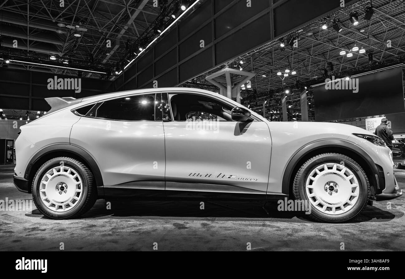 New York City, USA - 27 marzo 2024: Auto elettrica SUV Ford Mustang Mach-e al New York International Auto Show, vista laterale Foto Stock