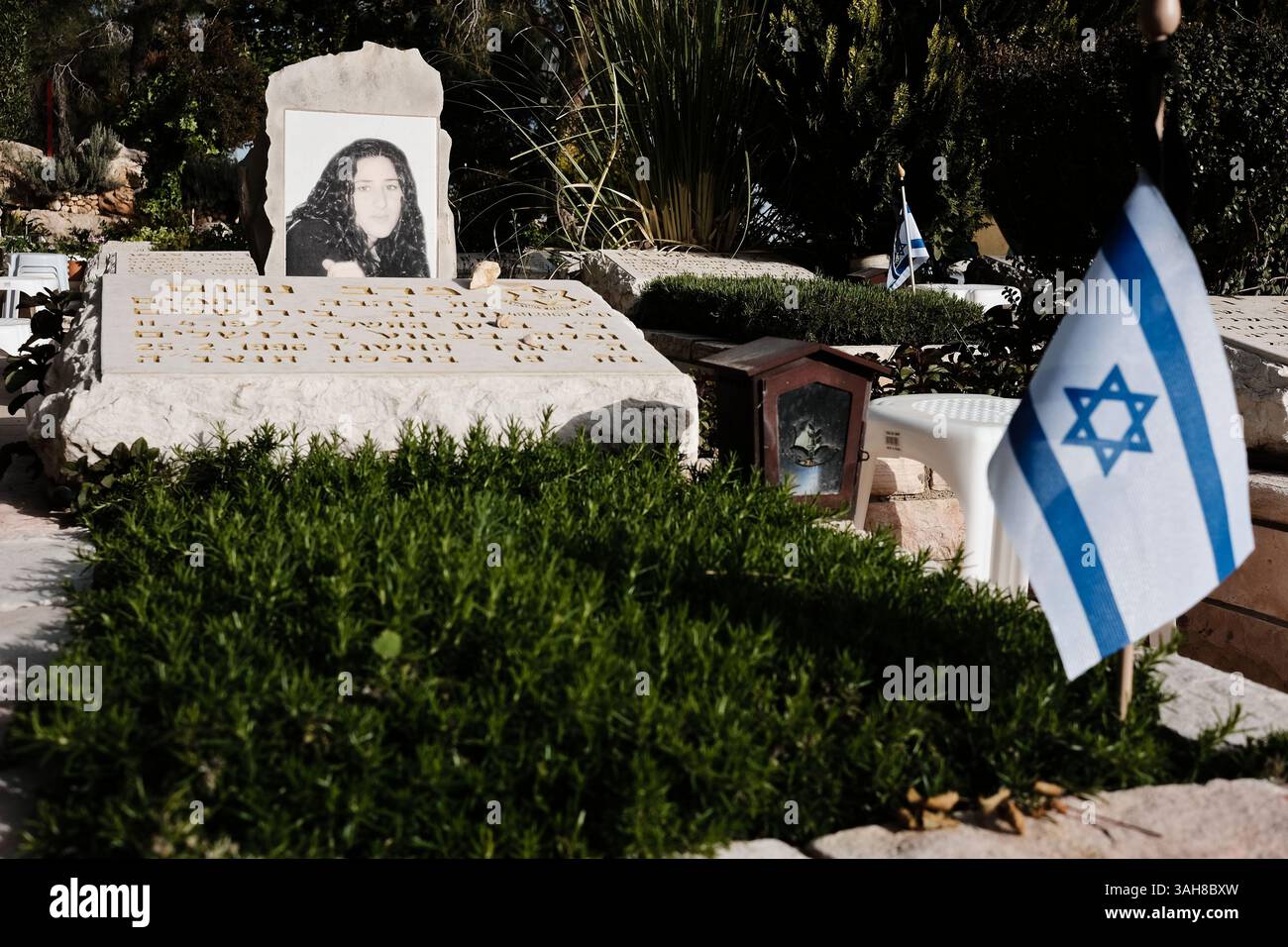 21 aprile 2015 - Gerusalemme, Israele - i preparativi sono in corso ore prima delle cerimonie ufficiali del Memorial Day presso il cimitero militare del Monte Herzl. Questo Yom Hazikaron, il giorno commemorativo per i soldati caduti di Israelâ e vittime di attacchi terroristici, commemora i 23.320 caduti. (Immagine di credito: © Nir Alon/ZUMA Wire) Foto Stock