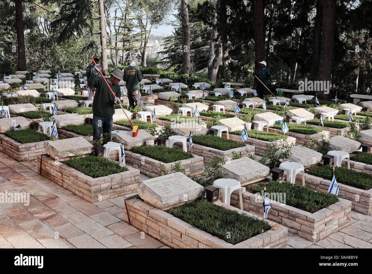21 aprile 2015 - Gerusalemme, Israele - i preparativi sono in corso ore prima delle cerimonie ufficiali del Memorial Day presso il cimitero militare del Monte Herzl. Questo Yom Hazikaron, il giorno commemorativo per i soldati caduti di Israelâ e vittime di attacchi terroristici, commemora i 23.320 caduti. (Immagine di credito: © Nir Alon/ZUMA Wire) Foto Stock