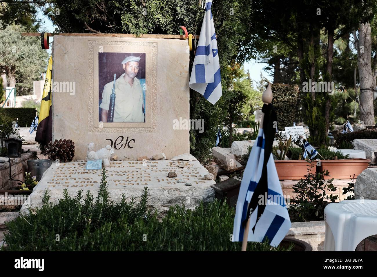 21 aprile 2015 - Gerusalemme, Israele - i preparativi sono in corso ore prima delle cerimonie ufficiali del Memorial Day presso il cimitero militare del Monte Herzl. Questo Yom Hazikaron, il giorno commemorativo per i soldati caduti di Israelâ e vittime di attacchi terroristici, commemora i 23.320 caduti. (Immagine di credito: © Nir Alon/ZUMA Wire) Foto Stock