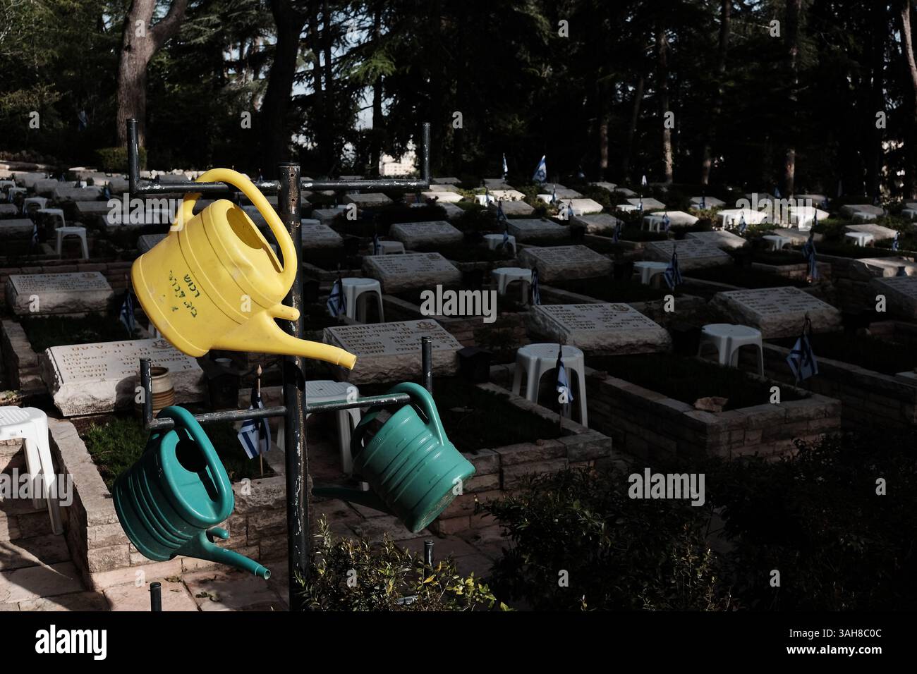 21 aprile 2015 - Gerusalemme, Israele - i preparativi sono in corso ore prima delle cerimonie ufficiali del Memorial Day presso il cimitero militare del Monte Herzl. Questo Yom Hazikaron, il giorno commemorativo per i soldati caduti di Israelâ e vittime di attacchi terroristici, commemora i 23.320 caduti. (Immagine di credito: © Nir Alon/ZUMA Wire) Foto Stock