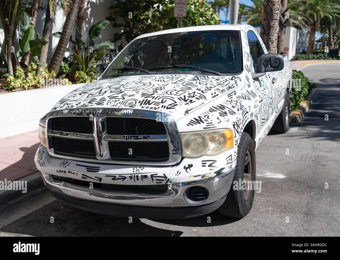 Miami, Florida, Stati Uniti - 22 novembre 2024: Pick-up Dodge RAM, auto tuning. Pick-up di lusso di tipo Dodge RAM. Auto di Dodge RAM parcheggiata all'aperto Foto Stock Miami, Florida, Stati Uniti - 22 novembre 2024: Pick-up Dodge RAM, auto tuning. Pick-up di lusso di tipo Dodge RAM. Auto di Dodge RAM parcheggiata all'aperto Foto Stock