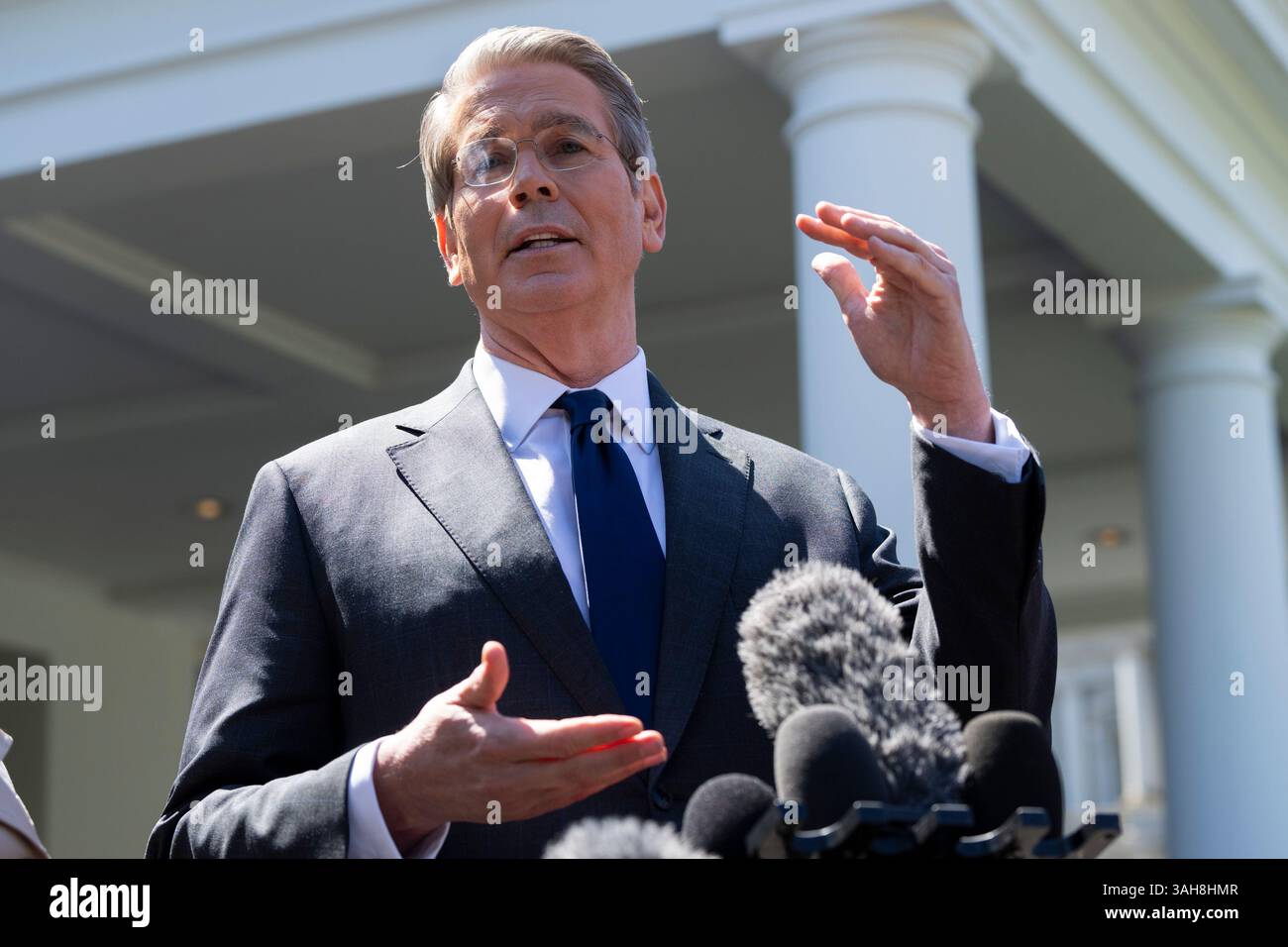 Washington, Stati Uniti. 09 aprile 2025. Il Segretario al Tesoro Scott Bessent parla ai media alla Casa Bianca di Washington, DC, mercoledì 9 aprile 2025. Foto di Chris Kleponis/UPI credito: UPI/Alamy Live News Foto Stock