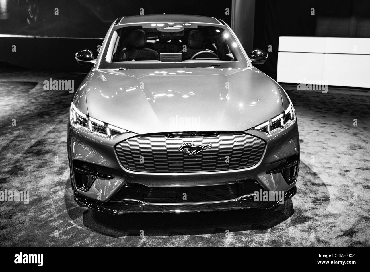 New York City, USA - 27 marzo 2024: 2024 Ford Mustang Mach-e GT crossover auto elettrica al New York International Auto Show, vista frontale Foto Stock