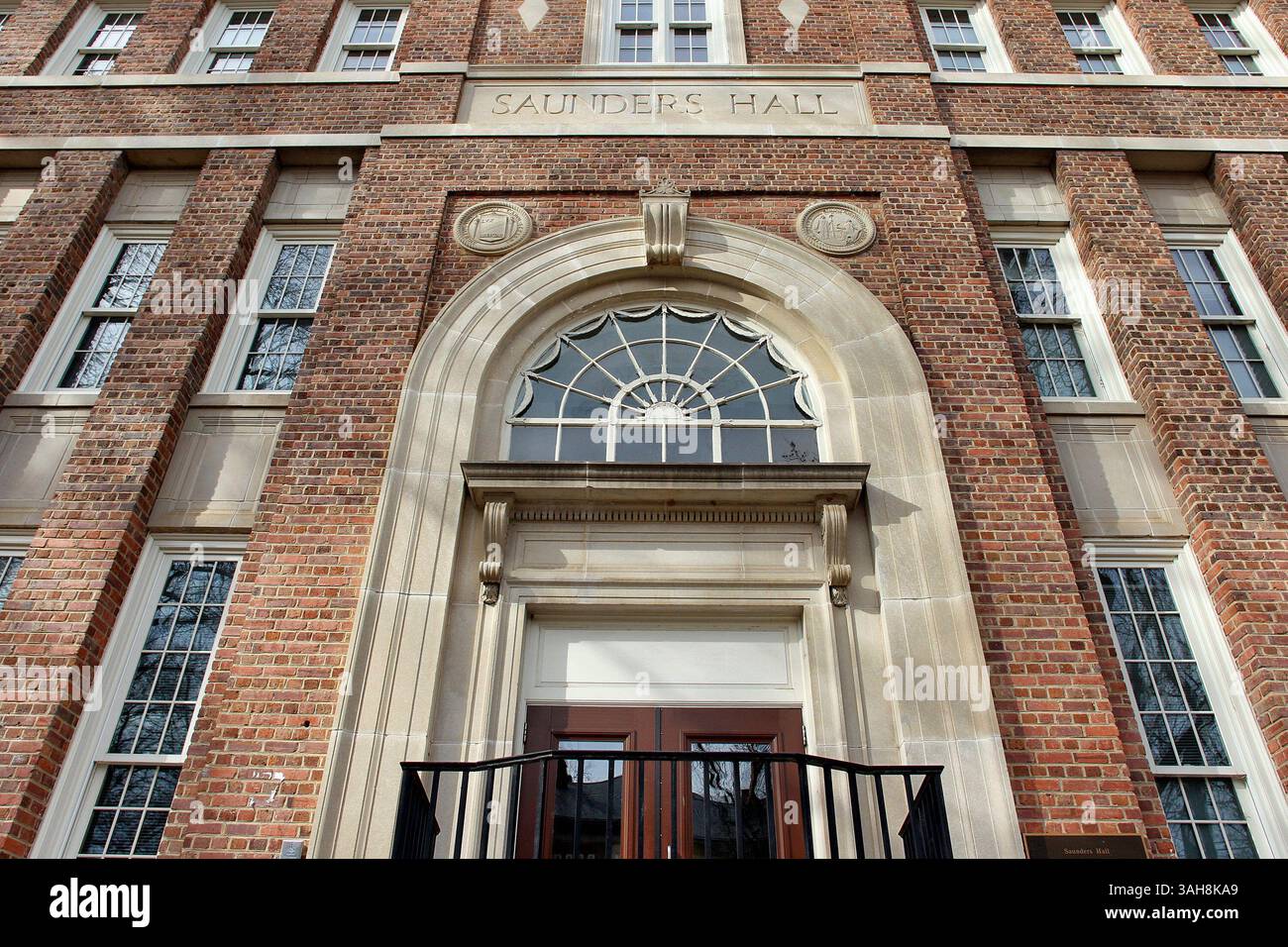6 febbraio 2015 - Chapel Hill, North Carolina, USA - Saunders Hall nel campus dell'Università del North Carolina ha attirato l'attenzione di recente, man mano che un movimento cresce per far rinominare l'edificio. Il colonnello William Lawrence Saunders, da cui prende il nome l'edificio, fu membro della classe 1854 dell'UNC e prestò servizio come Segretario di Stato. Il movimento per rinominare l'edificio è dovuto alla connessione Saunders con il Ku Klux Klan. Saunders Hall fu completata nel 1922. (Immagine di credito: © Robert Willett/TNS/ZUMA Wire) Foto Stock