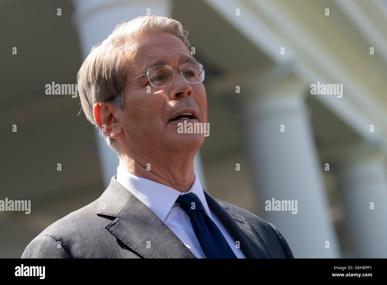 Washington, Stati Uniti d'America. 09 aprile 2025. Il Segretario al Tesoro degli Stati Uniti Scott Bessent parla ai media alla Casa Bianca di Washington, DC, 9 aprile 2025 Credit: Chris Kleponis/Pool/Sipa USA Credit: SIPA USA/Alamy Live News Foto Stock