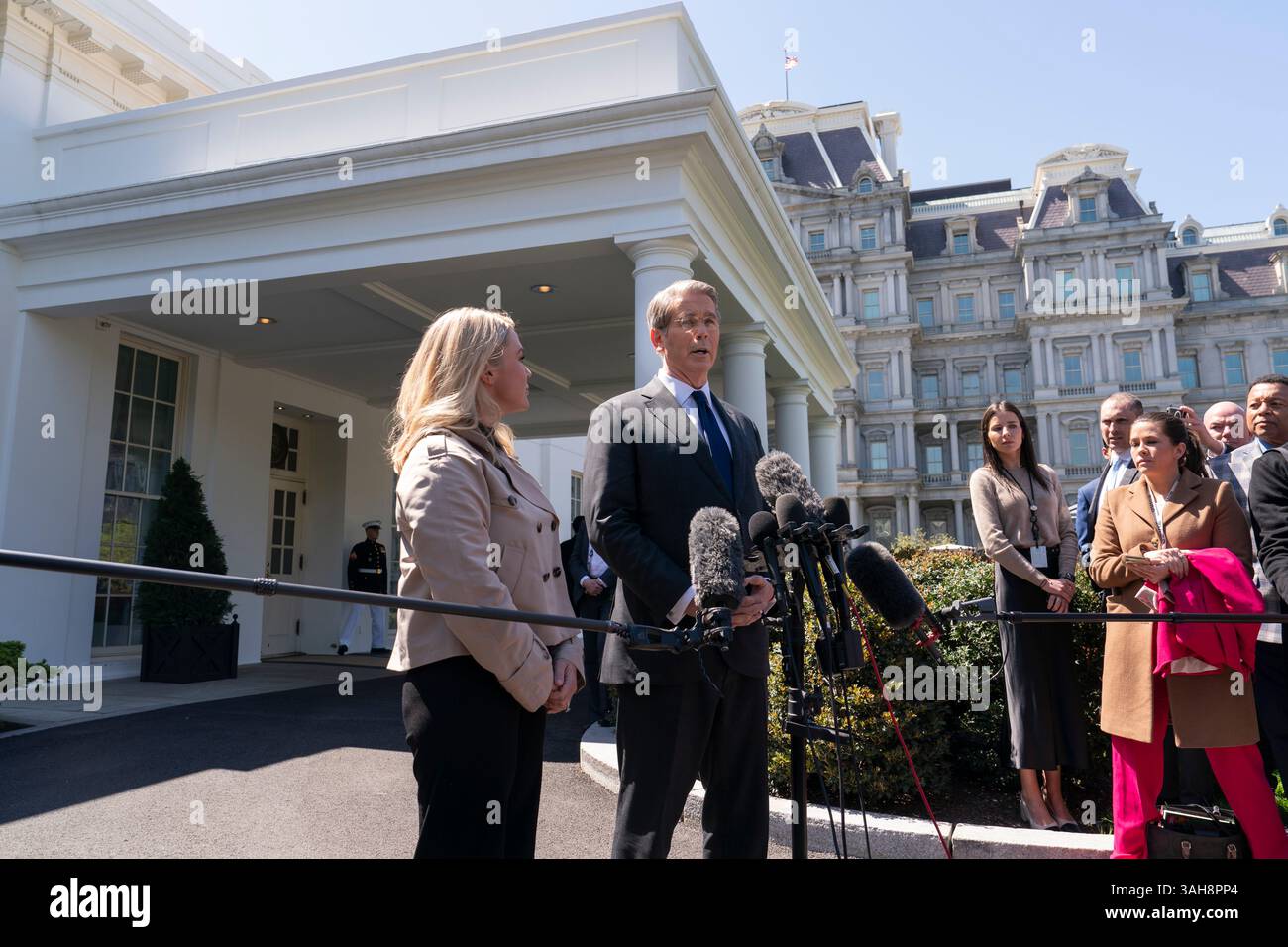 Washington, Stati Uniti d'America. 09 aprile 2025. Il Segretario al Tesoro degli Stati Uniti Scott Bessent parla ai media alla Casa Bianca di Washington, DC, 9 aprile 2025 Credit: Chris Kleponis/Pool/Sipa USA Credit: SIPA USA/Alamy Live News Foto Stock