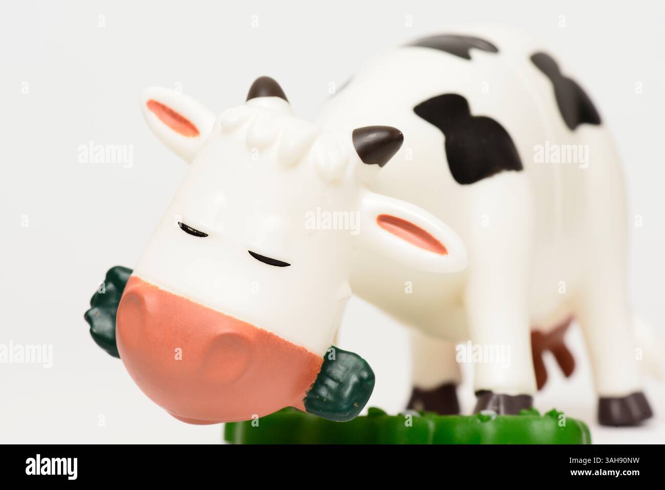 dettaglio primo piano, mucca, mucca giocattolo, animale agricolo di plastica, mucca giocattolo per bambini, mucca di plastica, piccola statuetta di mucca, animale di plastica, mucca giocattolo sicura Foto Stock