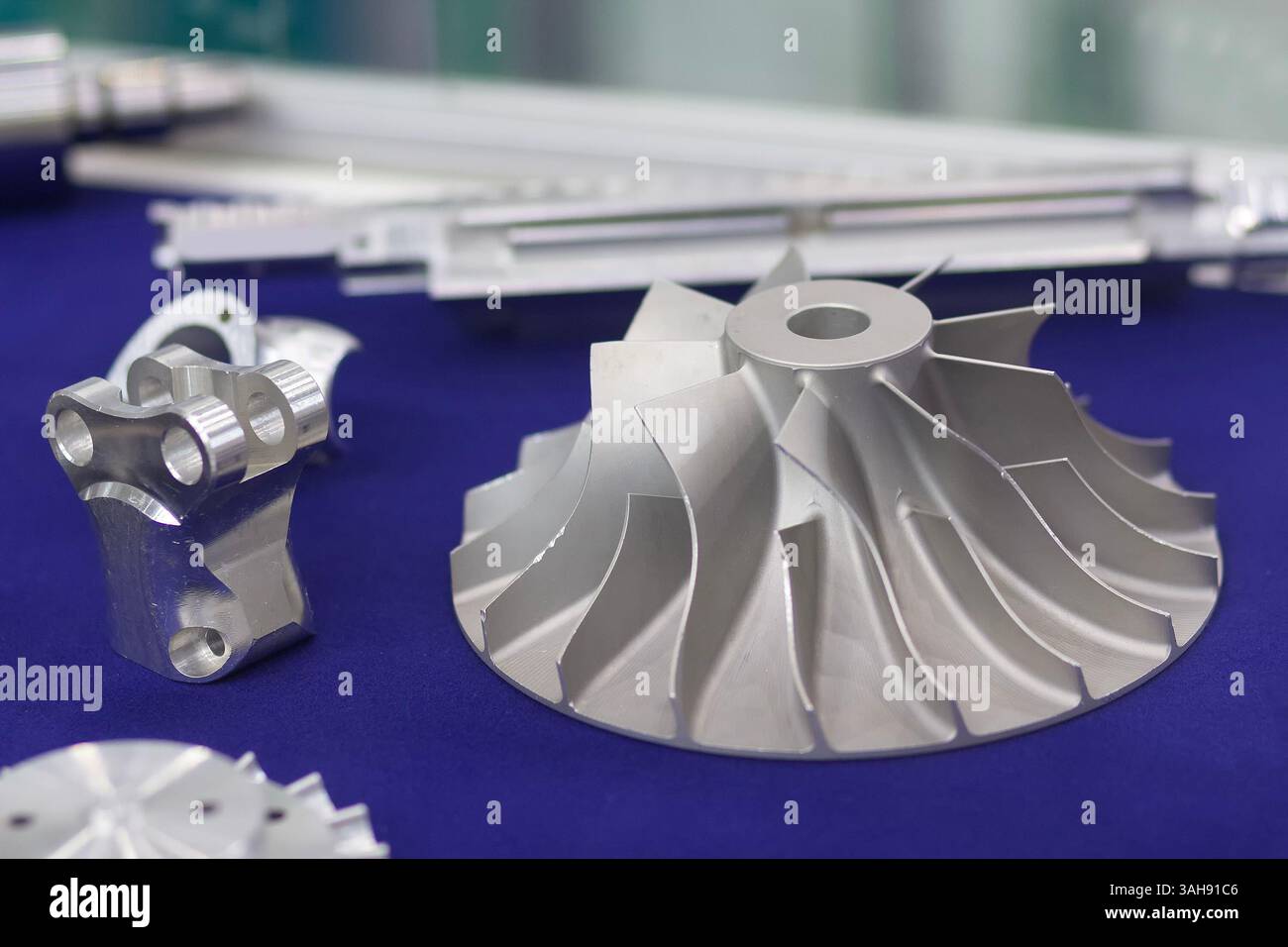 Modella oggetto di parte industriale stampato su una stampante 3D in metallo. Industria e tecnologia Foto Stock
